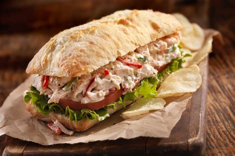 Bocadillo de pollo con mayonesa y diversos ingredientes frescos