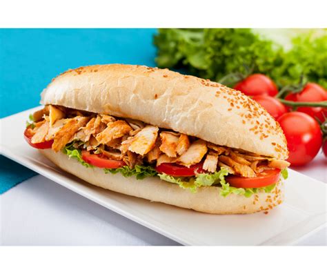 Bocadillo de pollo con mayonesa, aguacate, tomate seco y rúcula