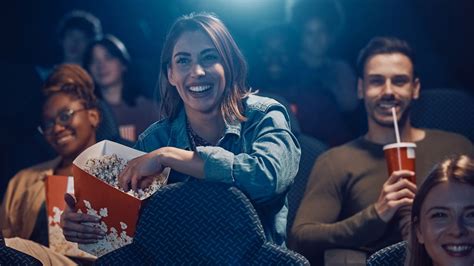 Fotografía panorámica del público disfrutando de una película en el Parque Bicentenario al aire libre