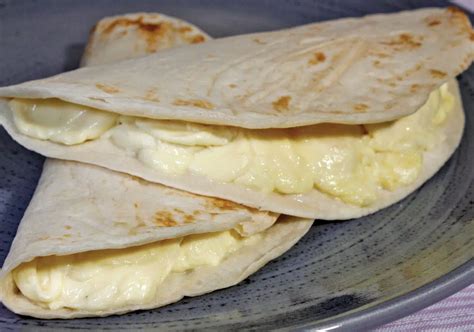 Esquema de montaje de una quesadilla clásica: capas de tortilla, queso y relleno distribuido uniformemente