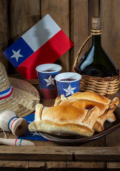 Ilustración colorida de chilenos celebrando Fiestas Patrias con empanadas y chicha, rodeados de banderas chilenas.