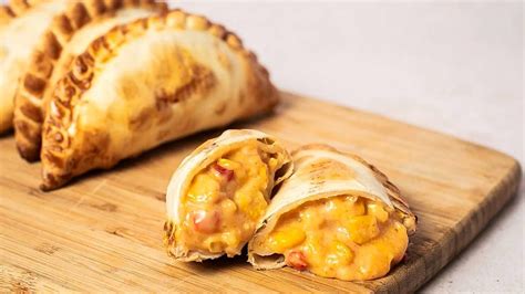 Fotografía de empanadas de humita argentinas recién horneadas y listas para servir.