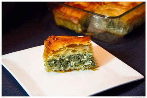 Fotografía de una spanakopita recién salida del horno con su característica textura dorada y crujiente