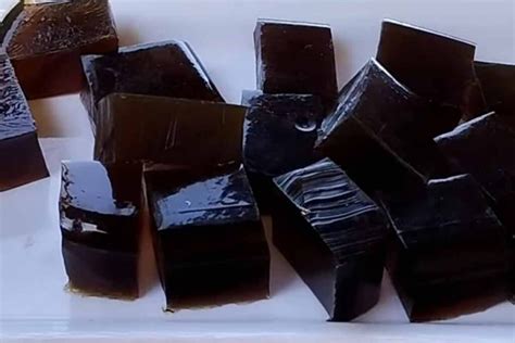 foto comparativa entre la gelatina de pata blanca (esponjosa) y la gelatina negra (compacta)