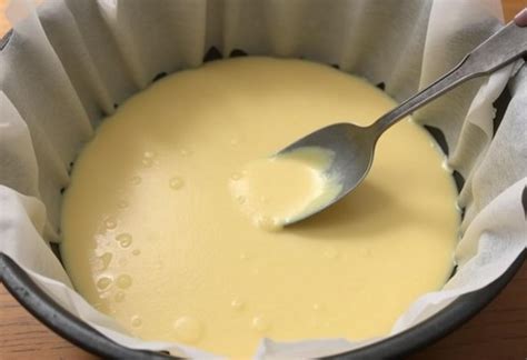 Molde con la masa del bizcocho antes de hornear