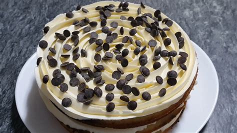 Tarta de bizcocho terminada con crema de mantequilla y chips de chocolate