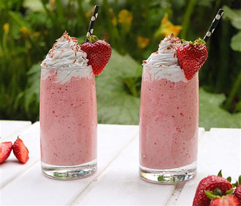 Collage de diferentes sabores de milkshake: vainilla, frutilla, chocolate