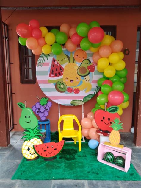 Fotografía de una boda con decoración temática de frutas y verduras