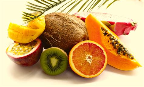 Composición de mesa con variedad de frutas tropicales y de diferentes tamaños