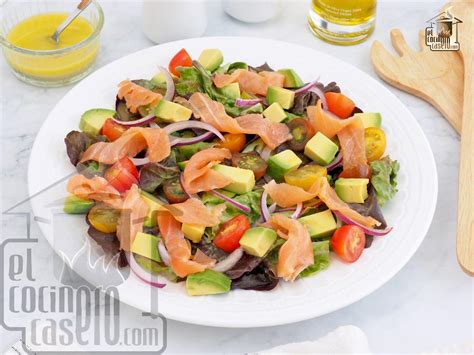Ensalada de salmón ahumado, aguacate, alcaparras y cebolla roja.