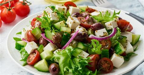 Ensalada mediterránea con atún, quínoa, pepino y aceitunas.