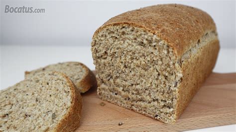 Pan de molde integral casero, recién horneado y rebanado