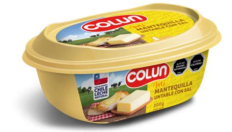 Fotografía de un bloque de mantequilla Colun con su empaque característico resaltando la frescura del producto