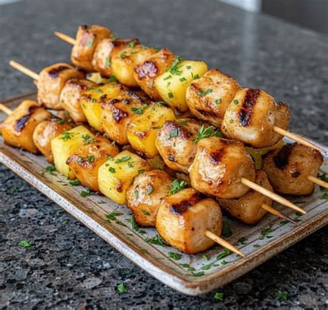 Esquema de ingredientes para brochetas de pollo con piña y soja