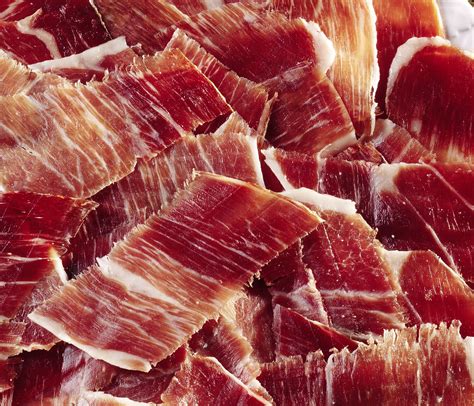 Primer plano de lonchas de jamón de pata negra recién cortadas