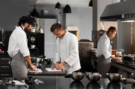 Fotografía de un equipo diverso de chefs trabajando juntos en una cocina profesional.