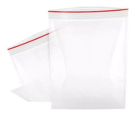 Bolsa de plástico hermética con carne sumergida en un recipiente con agua fría.