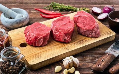 Un corte de carne siendo cocinado directamente del congelador.