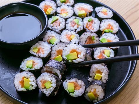 imagen de un surtido de sushi (nigiris y makis) con ingredientes frescos y coloridos.