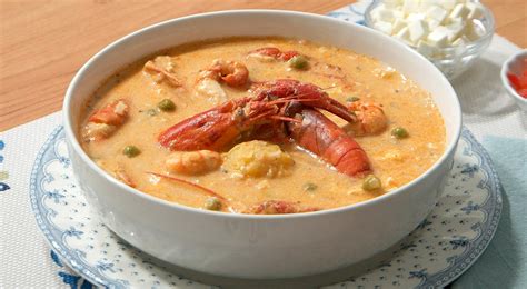 Imagen de un apetitoso chupe de camarones servido en un cuenco