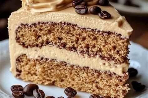 Torta de café terminada, con un trozo cortado mostrando su interior esponjoso y una taza de café al lado