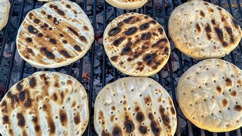 Fotografía de churrascas recién horneadas y doradas.