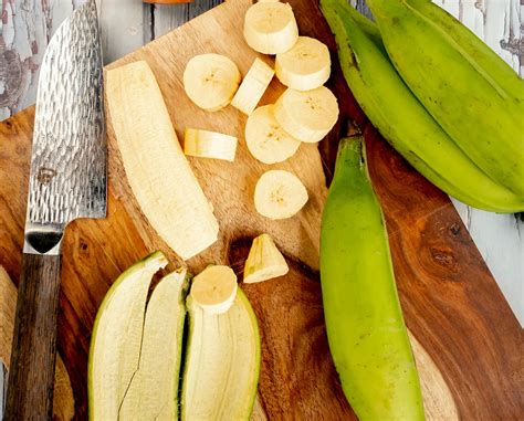 Proceso de corte y fritura de rodajas de plátano macho