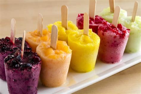 Variedad de helados de paleta o polos frutales y cremosos