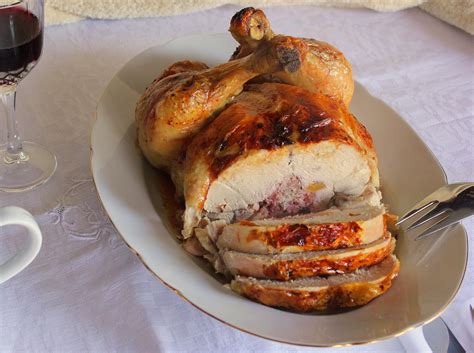 Imagen de un pollo entero deshuesado preparado para ser relleno.