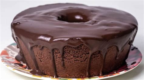 Primer plano del queque de chocolate cubierto con el glaseado brillante