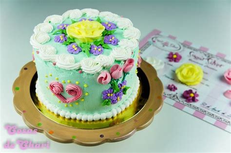 Ejemplo de pastel mandala decorado con manga pastelera y fondant
