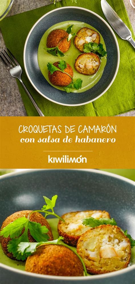 Ingredientes frescos para croquetas de camarón y los componentes para la salsa de chancaca