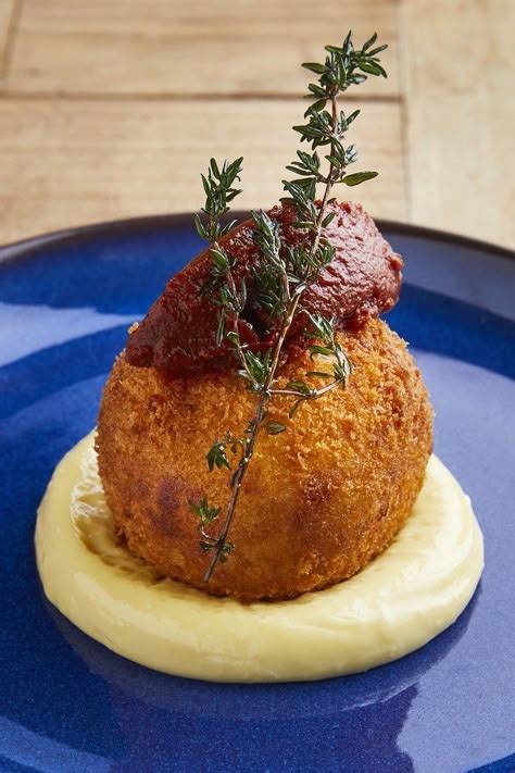 Proceso de formación de bolitas de croquetas de camarón y su posterior rebozado en pan rallado