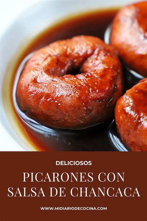 Salsa de chancaca lista, con textura espesa y color caramelo, servida junto a las croquetas de camarón