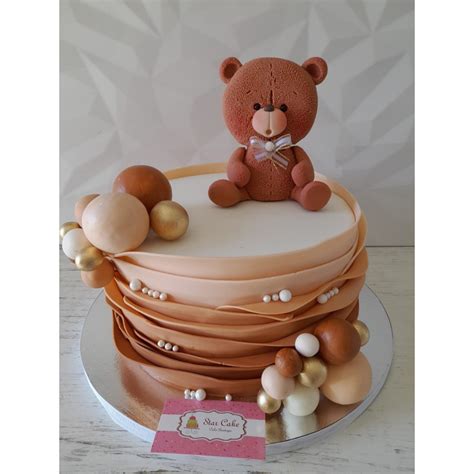 Diseño de torta Baby Shower con osito rosado y esferas de fondant