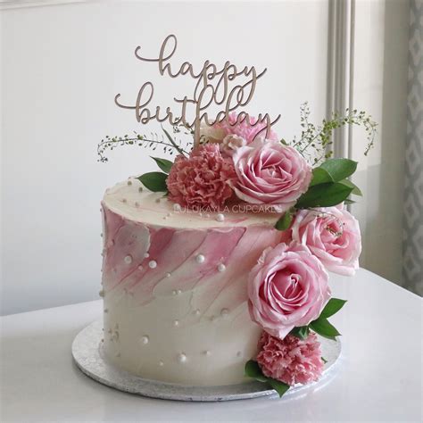 Pastel con flores reales en tonos rosas y burdeos
