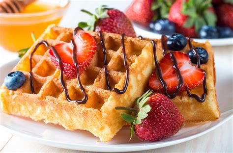 Collage de diferentes presentaciones de waffles: dulces, salados, postre