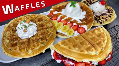 Imagen de waffles con una variedad de toppings dulces y salados