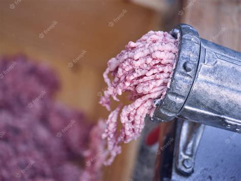 Imagen de las piezas de una picadora de carne siendo lavadas