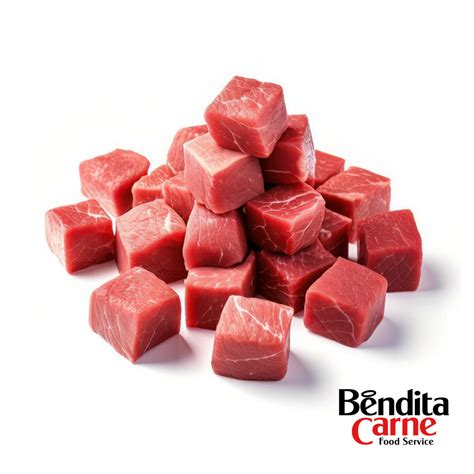 Piezas de picadora de carne y cubos de carne enfriándose en el congelador
