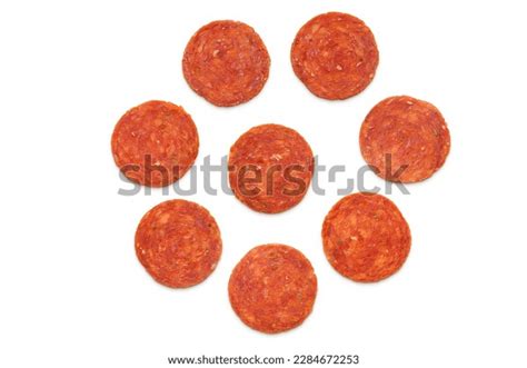 comparativa visual entre un salame tradicional y rodajas de pepperoni.
