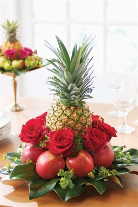 Mesa decorada con piñas para fiesta tropical