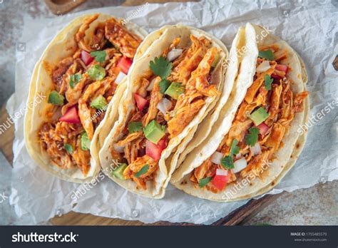 Foto de tacos mexicanos de pollo y frijoles listos para servir.
