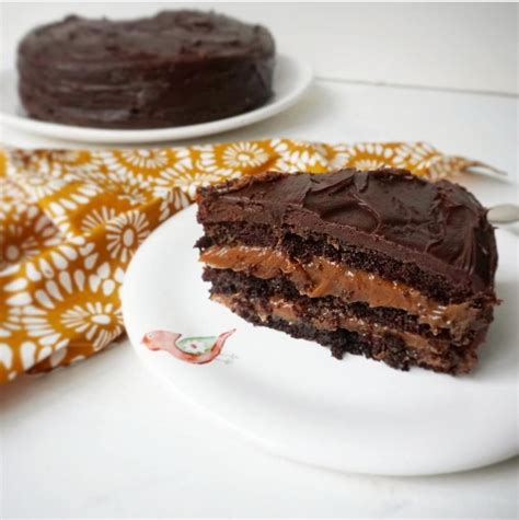 Una torta de chocolate cortada, mostrando capas de dulce de leche.