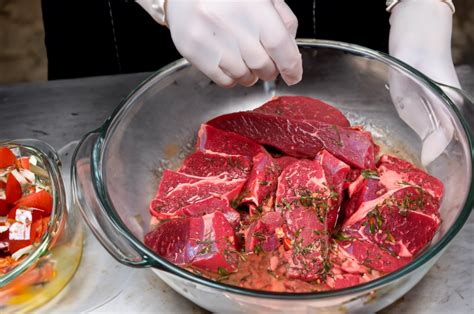 Esquema que muestra el proceso de marinado: ingrediente base (ácido/aceite), especias y tiempo de reposo en refrigeración.