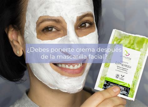 Imagen de una cebolla cortada con una mascarilla facial de fondo, simbolizando los beneficios para la piel.