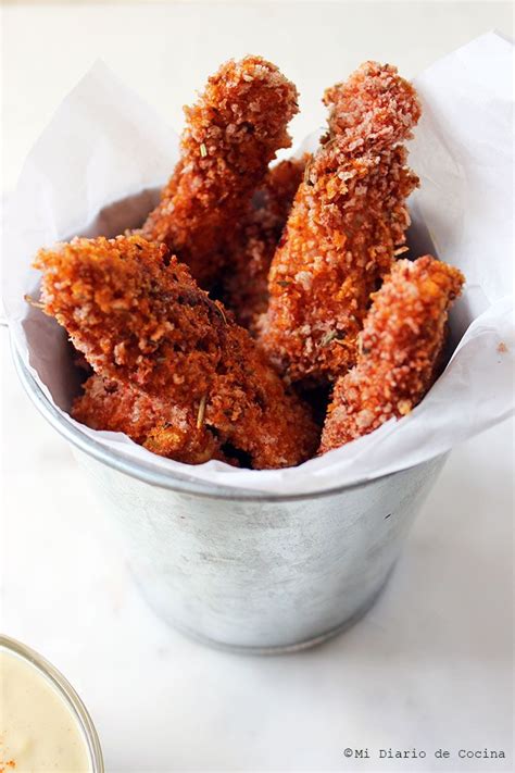 Bastones de pollo horneados con apanado de cereal y vegetales asados de acompañamiento