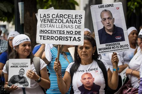 Manifestación de apoyo a Patricio Aylwin con carteles de presos políticos.