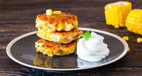 fotografía de bocaditos de choclo caseros dorados y apetitosos