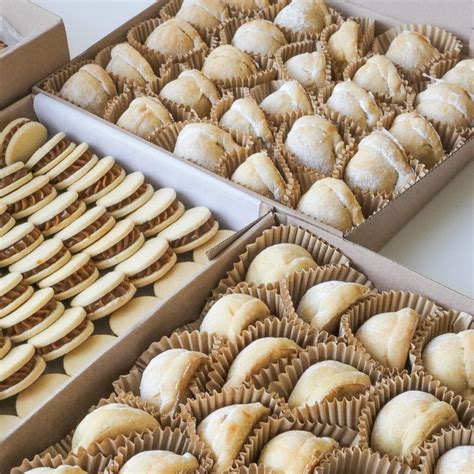 imagen comparativa de bocaditos de choclo con y sin adiciones (arvejas, salchicha)